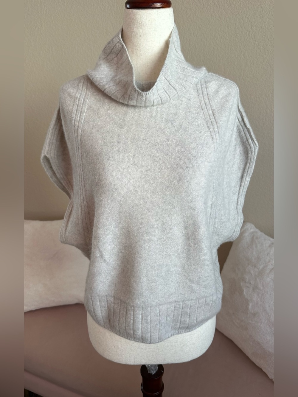 Free People 100% Cashmere Sweater XS Lt Gray Funnel Neck Short Slv Raglan Luxury